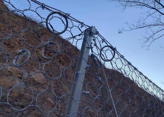 شبکه حفاظتی انعطاف پذیر از سقوط سنگ که راه حل های مانع را برای به حداقل رساندن خطرات سقوط سنگ در دامنه ها و جاده ها فراهم می کند