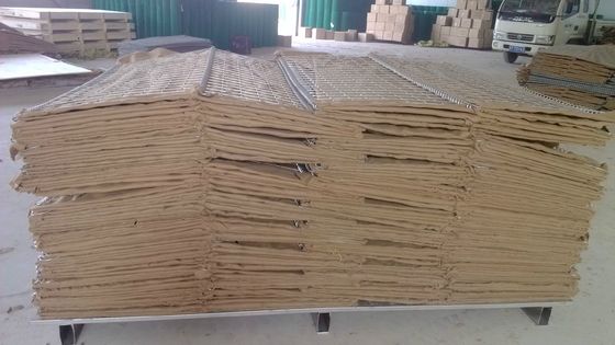 موانع دفاعی مدرن نظامی پر از شن و ماسه با ژئوتکستیل قهوه ای